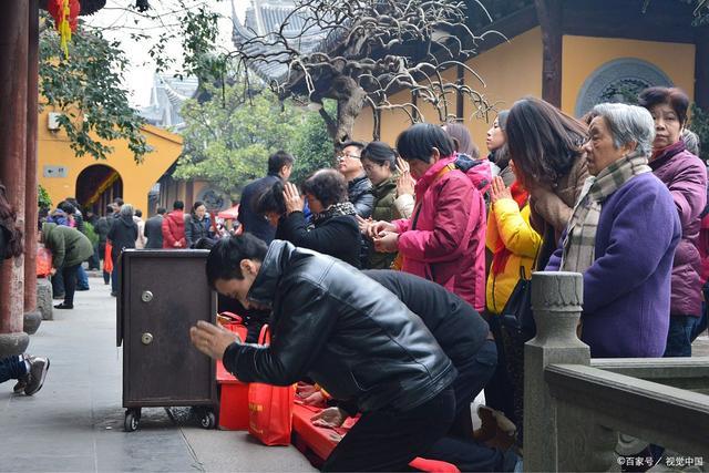 拜佛成潮流 年轻人的焦虑寺庙都知道,主要是现在的年轻人压力太大