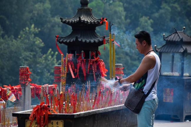 去九华山拜佛烧香,去武当山龙头香祈福,都是点三根是为什么