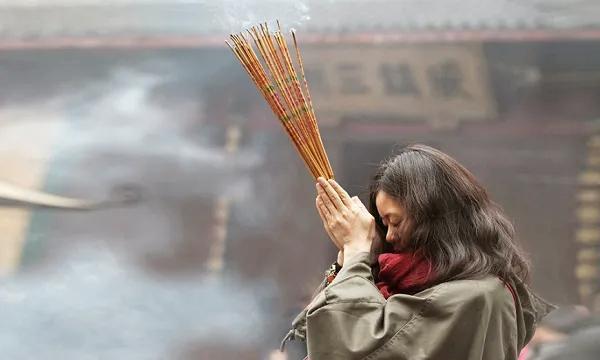 上香的时候断(上香时候把香弄断了)